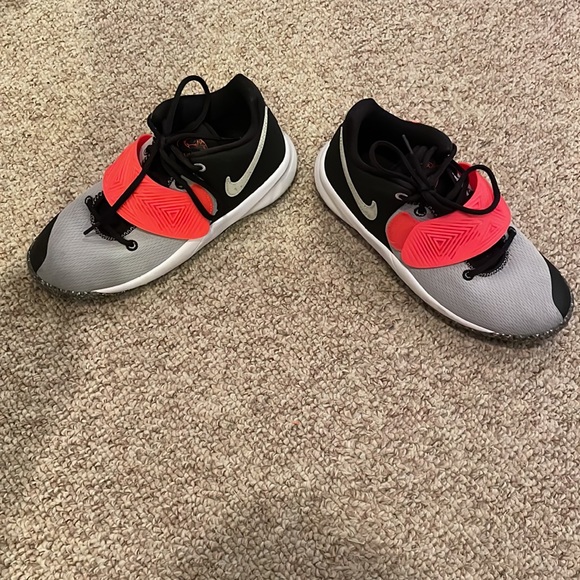 Kyrie Basketball Shoe - Picture 5 of 5